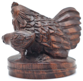 Netsuke van een kip met kuiken