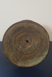 Antieke bronzen kandelaar voor één kaars