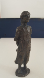 Bronzen beeldje "Sophietje" met knuffel