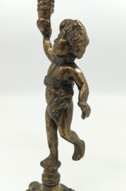 Drie arms kandelaar met putto