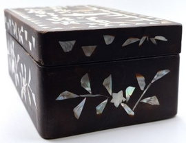 Kistje met parelmoer