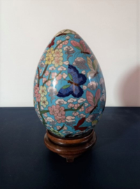 Groot cloisonné ei op standaard