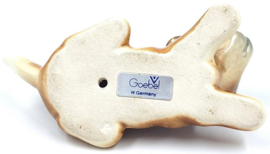 Liggende boxer puppy door Goebel