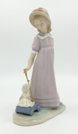 Lladro beeldje 'Girl with wagon'
