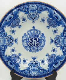 Grote sierschotel t.g.v. 25-jarig regeringsjubileum van Juliana