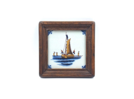Tegeltje met zeilschip in houten lijst
