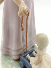 Lladro beeldje 'Girl with wagon'