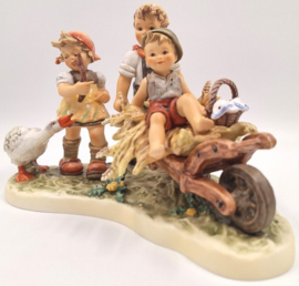 Hummel beeld 'Erntezeit / Harvest time'