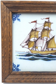 Makkum tegeltje met zeilschip in houten lijst