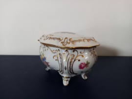 Porseleinen bakje met floraal decor