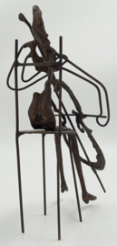 Brons en ijzeren abstract dame met cello