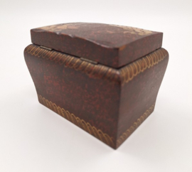 Houten theekistje met florale decoratie