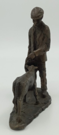 Bronzen beeld van boer met kalf