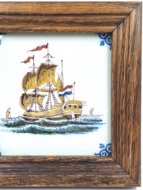 Makkum tegeltje met zeilschip in houten lijst