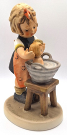 Hummel beeldje 'Puppenbad / Doll bath'
