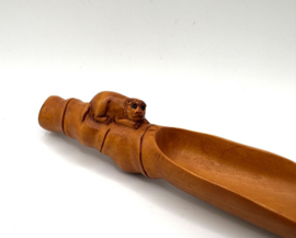 Netsuke theeschep met tijger