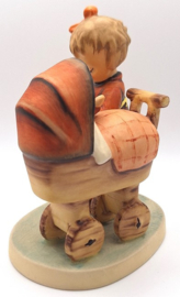 Hummel beeldje 'Doll mother'