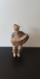 Beeldje van een accordeon spelende man