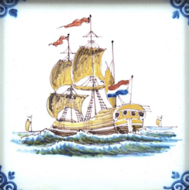 Makkum tegeltje met zeilschip in houten lijst