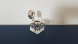 Glazen inktpot met zilveren deksel