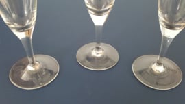 Drie gegraveerde champagneglazen