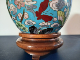 Groot cloisonné ei op standaard