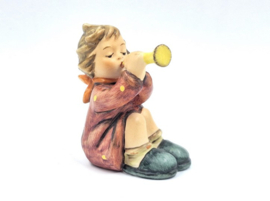 Hummel beeldje 'Girl with horn'