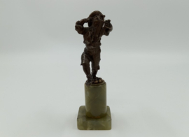 Bronzen beeld van jongen met lier harp