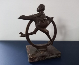 Bronzen beeld van jongetje op struisvogel