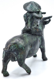 Bronzen waterbuffel met muzikant