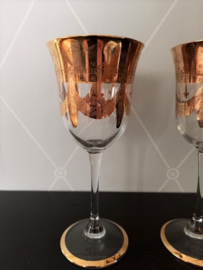 2 goud gedecoreerde wijnglazen
