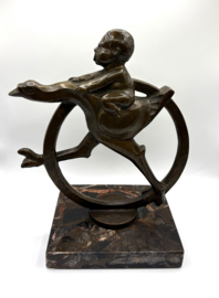 Bronzen beeld van jongetje op struisvogel