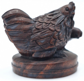 Netsuke van een kip met kuiken