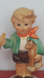 Hummel beeldje 'Junge mit Holzpferd '