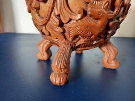 Uit hout gestoken oosterse siervaas