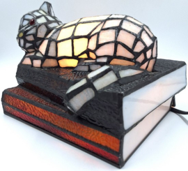 Tiffany stijl tafellamp 'Cat on Books'