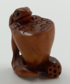 Kleine netsuke van kikker