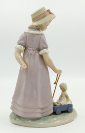 Lladro beeldje 'Girl with wagon'