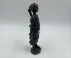 Bronzen beeldje "Sophietje" met knuffel