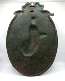 Groene, gietijzeren muurplaquette