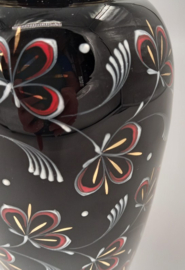 Zwarte vaas met floraal decor