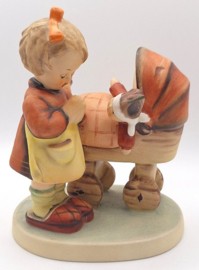 Hummel beeldje 'Doll mother'