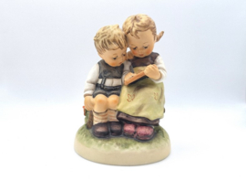 Hummel beeldje 'Smart little sister'