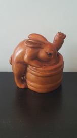 Netsuke van een konijntje met wortel