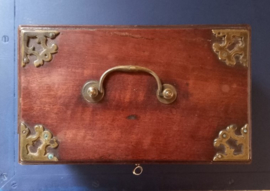 Houten kistje met metalen montuur