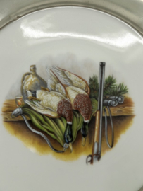 Porseleinen bord met tinnen buitenrand