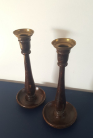 Set eikenhouten kandelaars met messing top