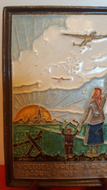Cloisonné tegeltje  "Voedsel - Vrede - Vrijheid 29 april 1945 - 5 mei"