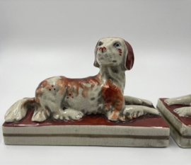 2 aardewerk liggende honden