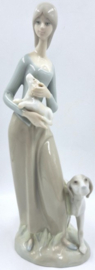 Casades beeld vrouw met twee honden